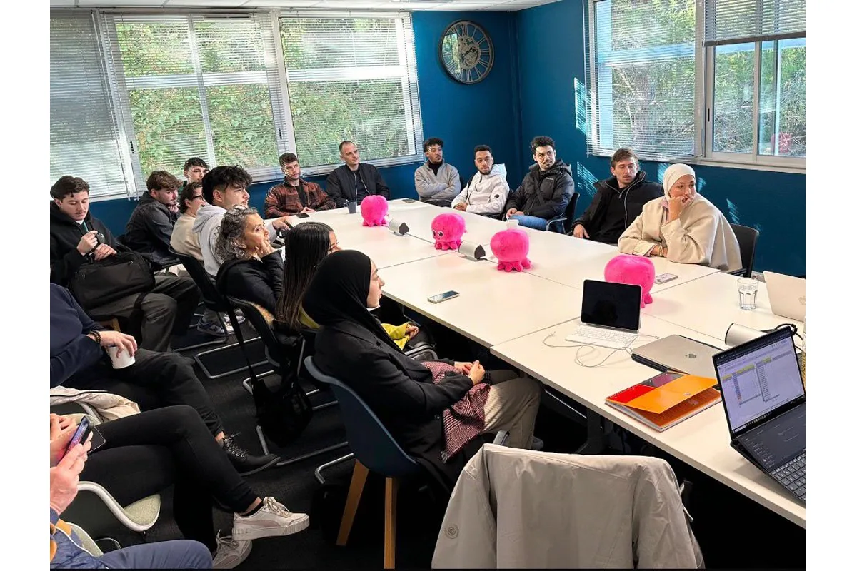 Équipe commerciale MERCIKI en formation produit dans une salle de réunion