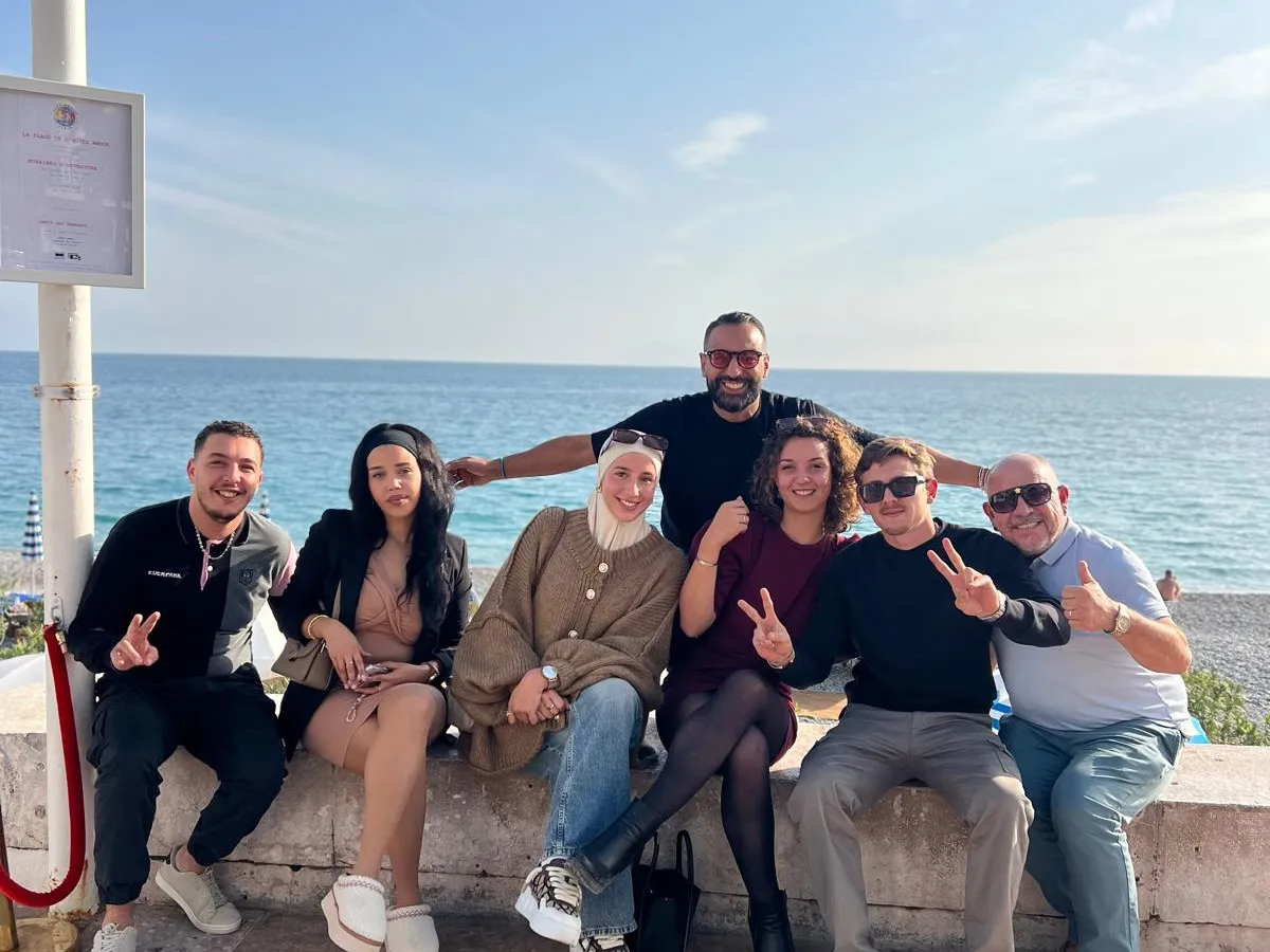 Équipe MERCIKI du Sud réunie en bord de mer